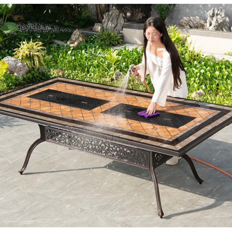 Bàn ăn mặt đá có bếp nướng ngoài trời